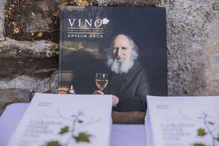 Knjiga Anselma Grüna z naslovom "Vino – darilo neba in zemlje" ob izvodih publikacije o lokalnih vinskih sortah.